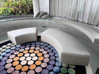 Banquette en demi cercle composée de deux...