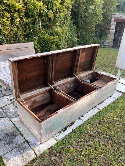 Important coffre en teck 
47 x 200 x 64,5...