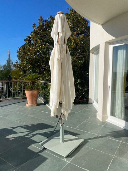 Important parasol in white cloth with its...