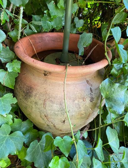 Petit pot de forme ventrue en terre cuit...