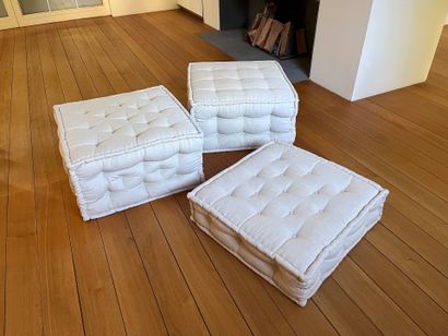 Ensemble comprenant trois poufs en tissu...