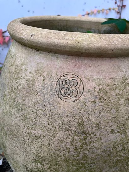 Jarre de Biot de forme ovoide en terre cuite...