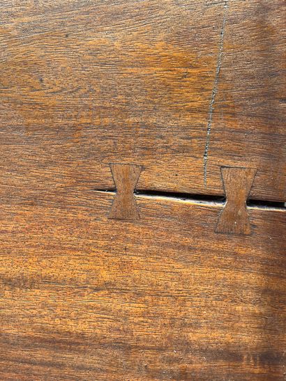 Importante table en bois brut à épais plateau...