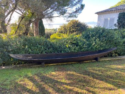 Grande pirogue en bois brut 
53 x 443 x 54...