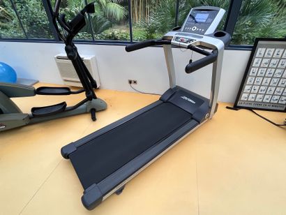 LIFE FITNESS treadmill
145 x 202 x 87 cm...