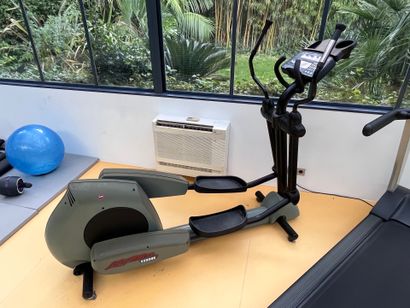 LIFE FITNESS Elliptical Trainer 