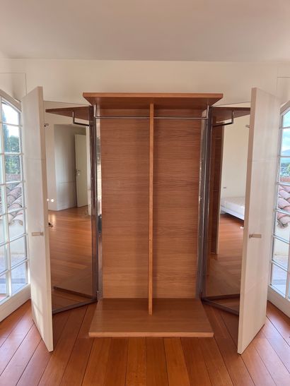 Armoire dressing en bois gainé de cuir blanc...