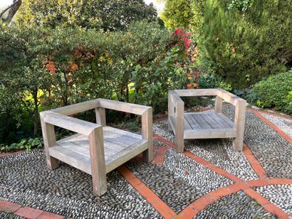 Paire de larges fauteuils de forme cubique...