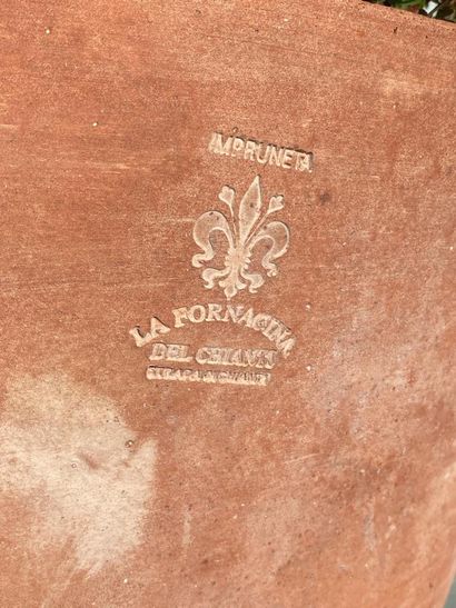 Garden pot in terra cotta and its bottom,...