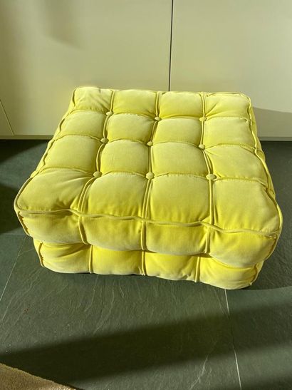 Pouf upholstered in aniseed green velvet
29...