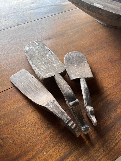 Paire de grandes coupes en bois taillé à...