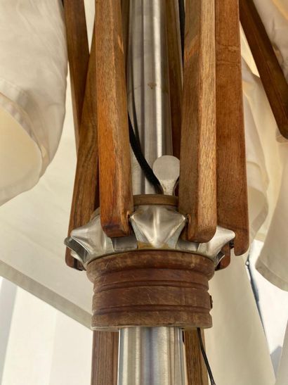 Important parasol in white cloth with its...