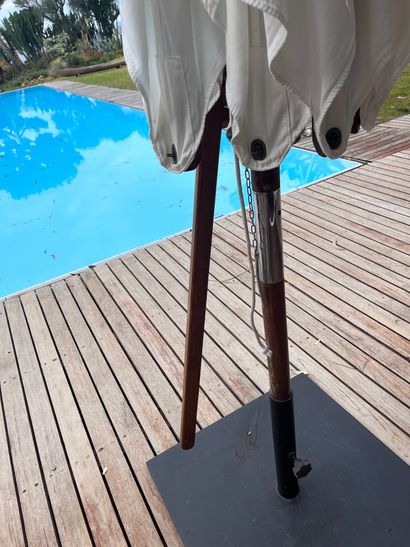 Parasol à structure en bois et toile blanche...