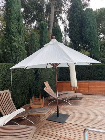 Parasol à structure en bois et toile blanche...