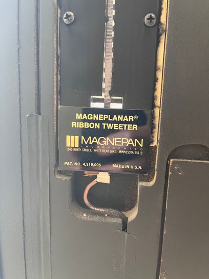 Paire d’importantes enceintes de marque MAGNEPAN...