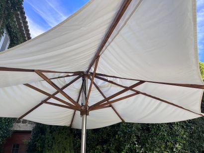 Grand parasol rectangulaire à structure en...