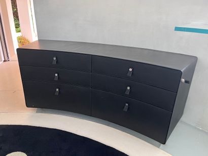 Commode arquée gainée de cuir noir ouvrant...