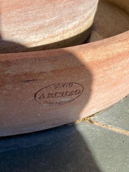 Garden pot in terra cotta and its bottom,...