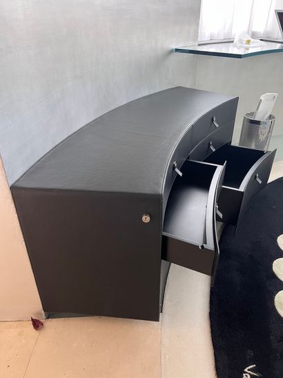 Commode arquée gainée de cuir noir ouvrant...