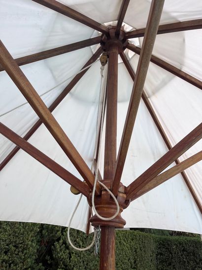 Parasol à structure en bois et toile blanche...