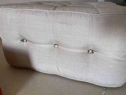 Ensemble de deux poufs en tissu capitonné...