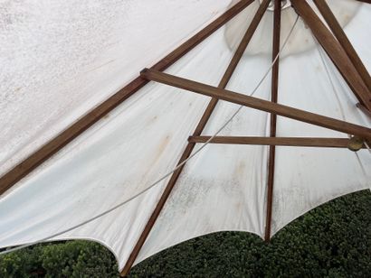 Parasol à structure en bois et toile blanche...