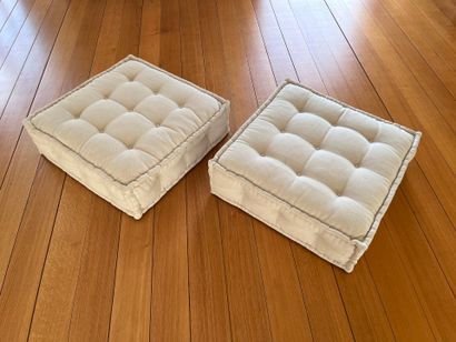 Paire de poufs en tissu couleur crème capitonné...