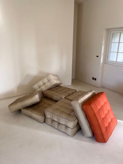 Ensemble de huit poufs en tissu capitonné...