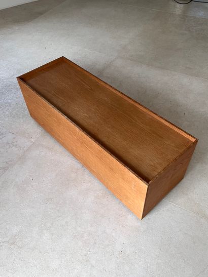 Meuble bas en placage de chêne ouvrant par...