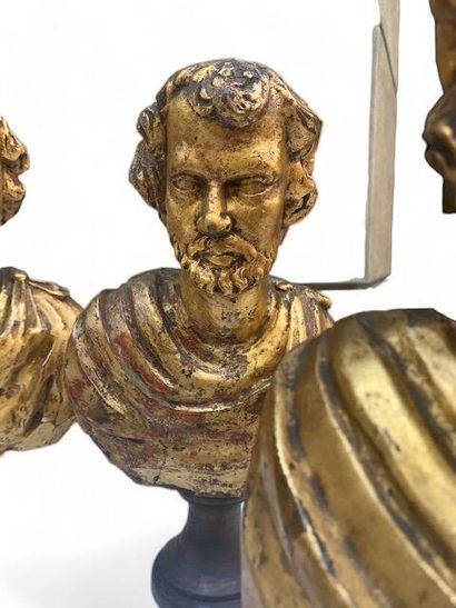Quatre bustes à l'antique à chlamyde dégagée...