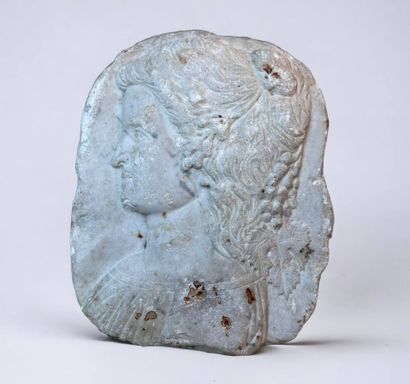 Bas relief en marbre représentant une femme...