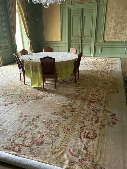AUBUSSON
Important tapis à décor de rinceaux...
