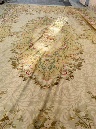 AUBUSSON
Important tapis à décor de rinceaux...