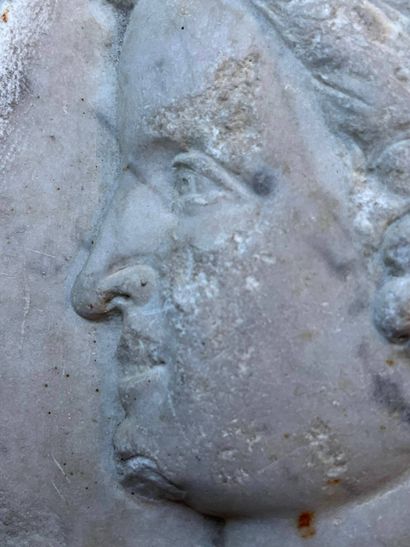 Bas relief en marbre représentant une femme...