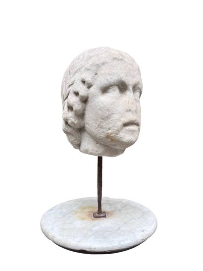 Tête en marbre ceinte d'une couronne de laurier,...