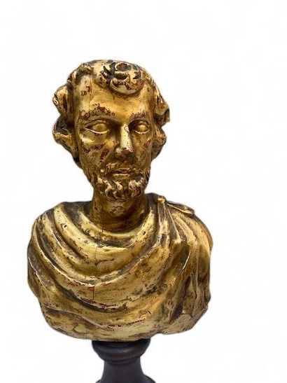 Quatre bustes à l'antique à chlamyde dégagée...