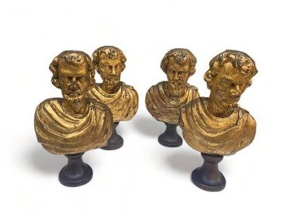 Quatre bustes à l'antique à chlamyde dégagée...