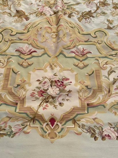 AUBUSSON
Important tapis à décor de rinceaux...