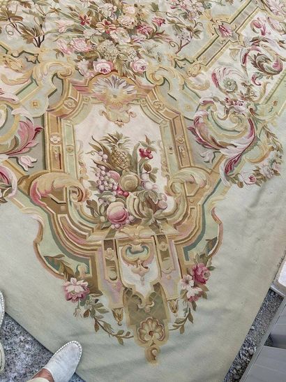 AUBUSSON
Important tapis à décor de rinceaux...