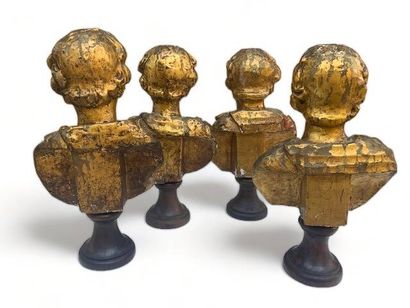 Quatre bustes à l'antique à chlamyde dégagée...