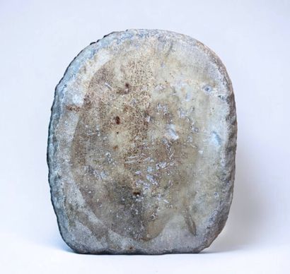 Bas relief en marbre représentant une femme...