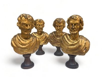 Quatre bustes à l'antique à chlamyde dégagée...