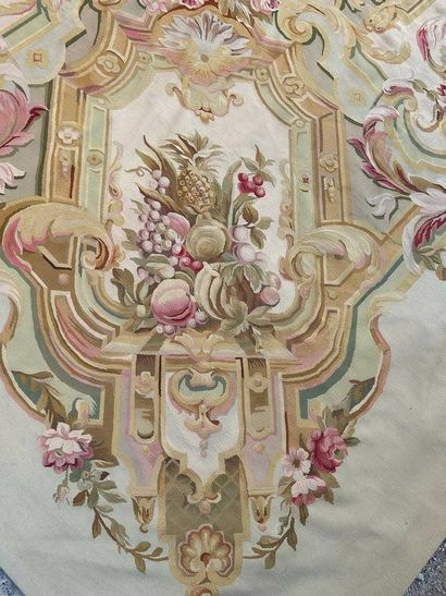 AUBUSSON
Important tapis à décor de rinceaux...