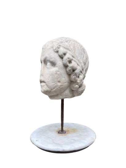 Tête en marbre ceinte d'une couronne de laurier,...