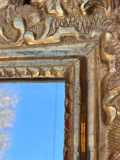 Miroir en bois sculpté et doré, fronton à...
