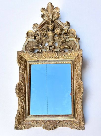 Miroir en bois sculpté et doré, fronton à...