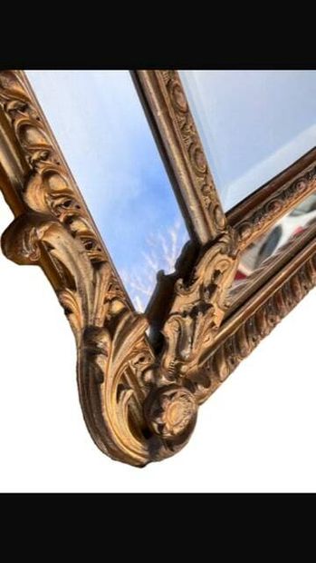 Miroir à part clause en bois et stuc doré....