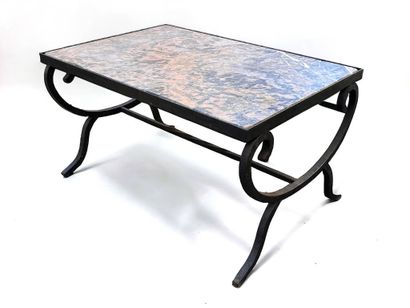 Table basse à structure en fer forgé et plateau...