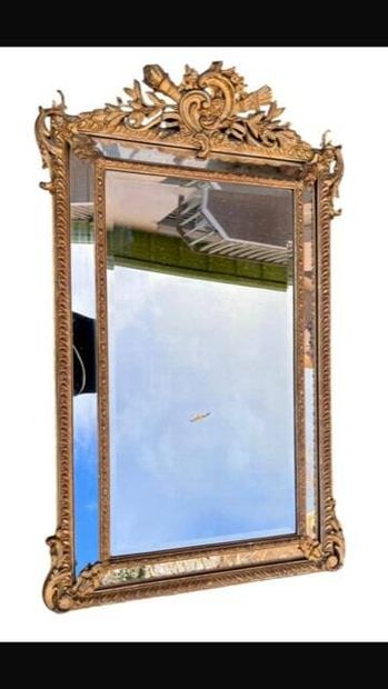 Miroir à part clause en bois et stuc doré....
