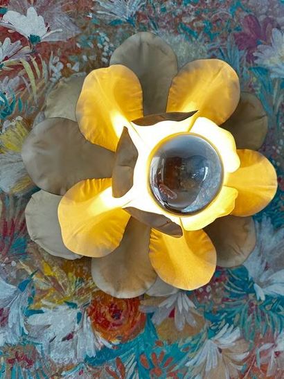Applique «Fleur» en tôle laquée crème, années...